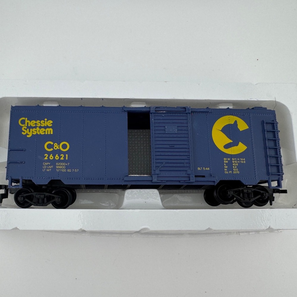 Life-Like HO Scale Chessie System C&O 26621 Blue Boxcar Model Train Car